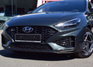 HYUNDAI i30 WAGEN N-LINE 1.5T-GDI 140pk aut. – NAVI – FULL LED – CAMERA – ZETELVERWARMING – 18″ ALU – NIEUW