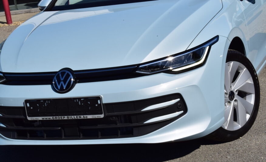VOLKSWAGEN GOLF VIII 1.5Tsi CARPLAY – AMBIENT LIGHT – CAMERA – ZETELVERWARMING – NIEUW