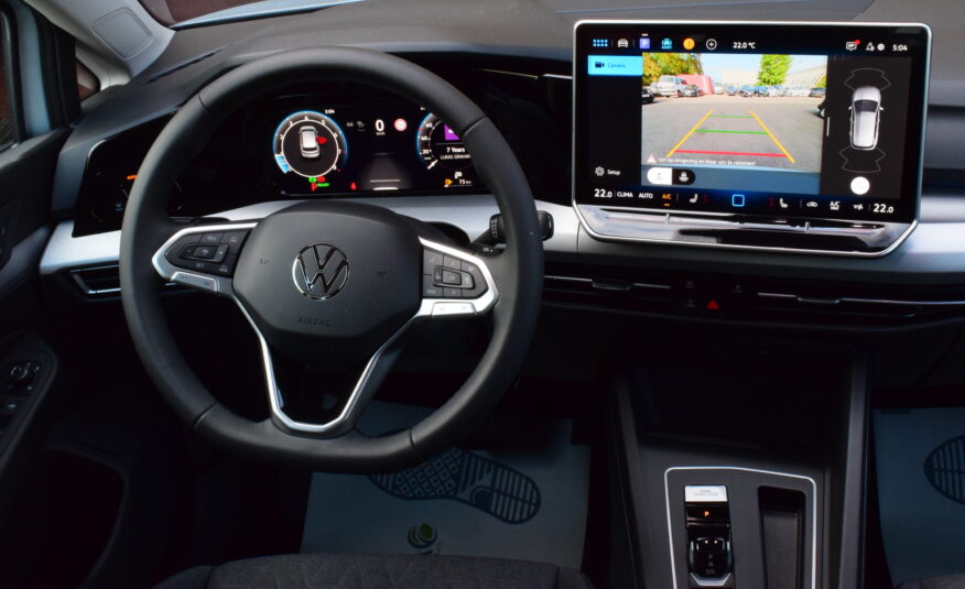 VOLKSWAGEN GOLF VIII 1.5Tsi CARPLAY – AMBIENT LIGHT – CAMERA – ZETELVERWARMING – NIEUW