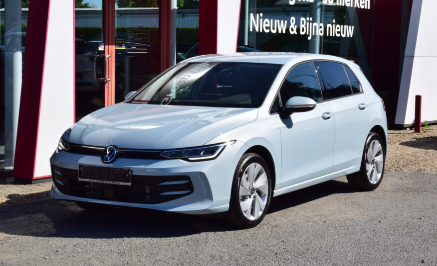 VOLKSWAGEN GOLF VIII 1.5Tsi CARPLAY – AMBIENT LIGHT – CAMERA – ZETELVERWARMING – NIEUW