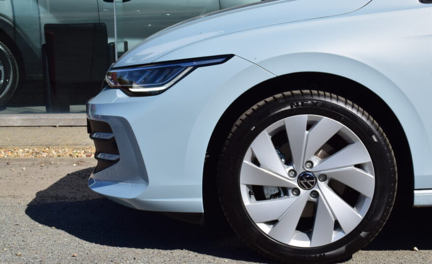 VOLKSWAGEN GOLF VIII 1.5Tsi CARPLAY – AMBIENT LIGHT – CAMERA – ZETELVERWARMING – NIEUW