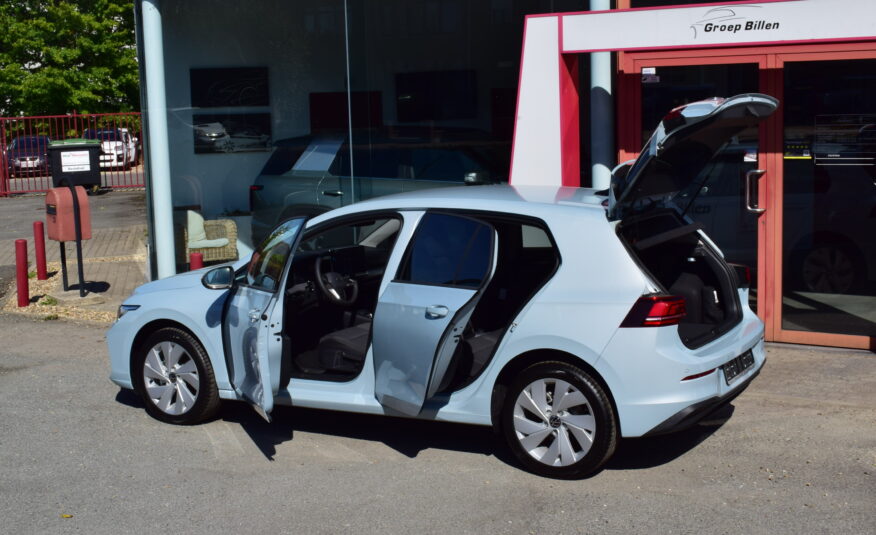 VOLKSWAGEN GOLF VIII 1.5Tsi CARPLAY – AMBIENT LIGHT – CAMERA – ZETELVERWARMING – NIEUW