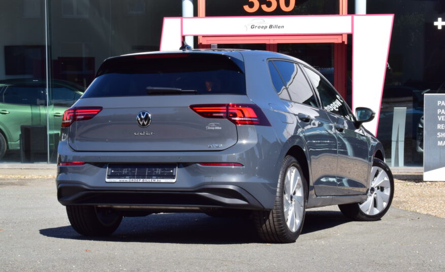 VOLKSWAGEN GOLF VIII 1.5Tsi CARPLAY – AMBIENT LIGHT – CAMERA – ZETELVERWARMING – NIEUW