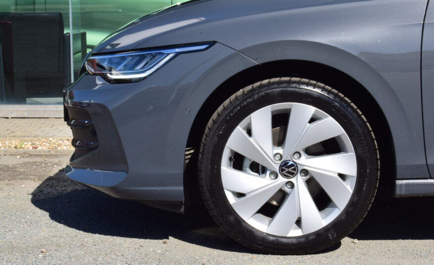 VOLKSWAGEN GOLF VIII 1.5Tsi CARPLAY – AMBIENT LIGHT – CAMERA – ZETELVERWARMING – NIEUW