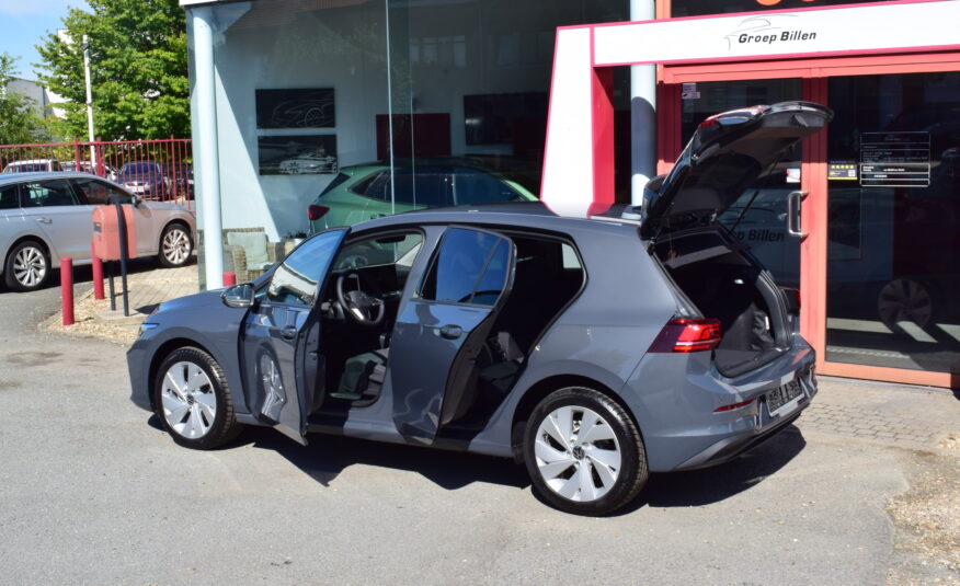 VOLKSWAGEN GOLF VIII 1.5Tsi CARPLAY – AMBIENT LIGHT – CAMERA – ZETELVERWARMING – NIEUW