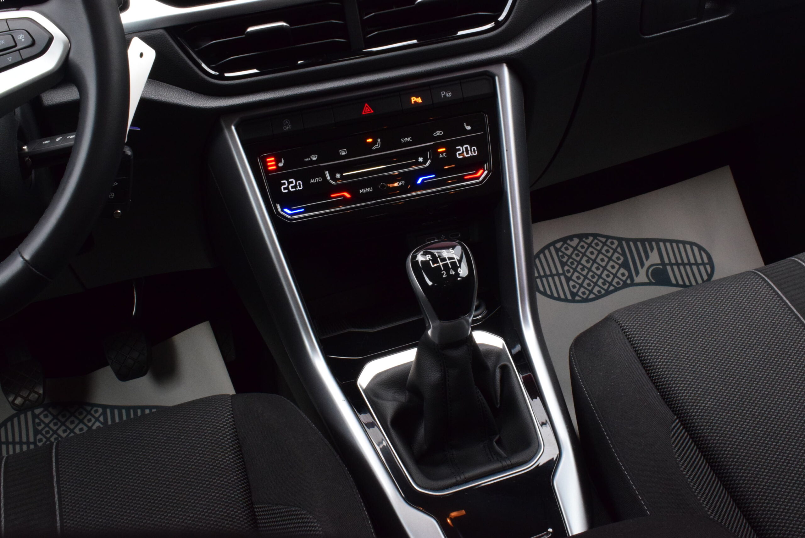 VOLKSWAGEN T-ROC 1.0TSi 115pk – NAVIGATIE – LED – PDC – ZETELVERWARMING – 24 MAANDEN GARANTIE