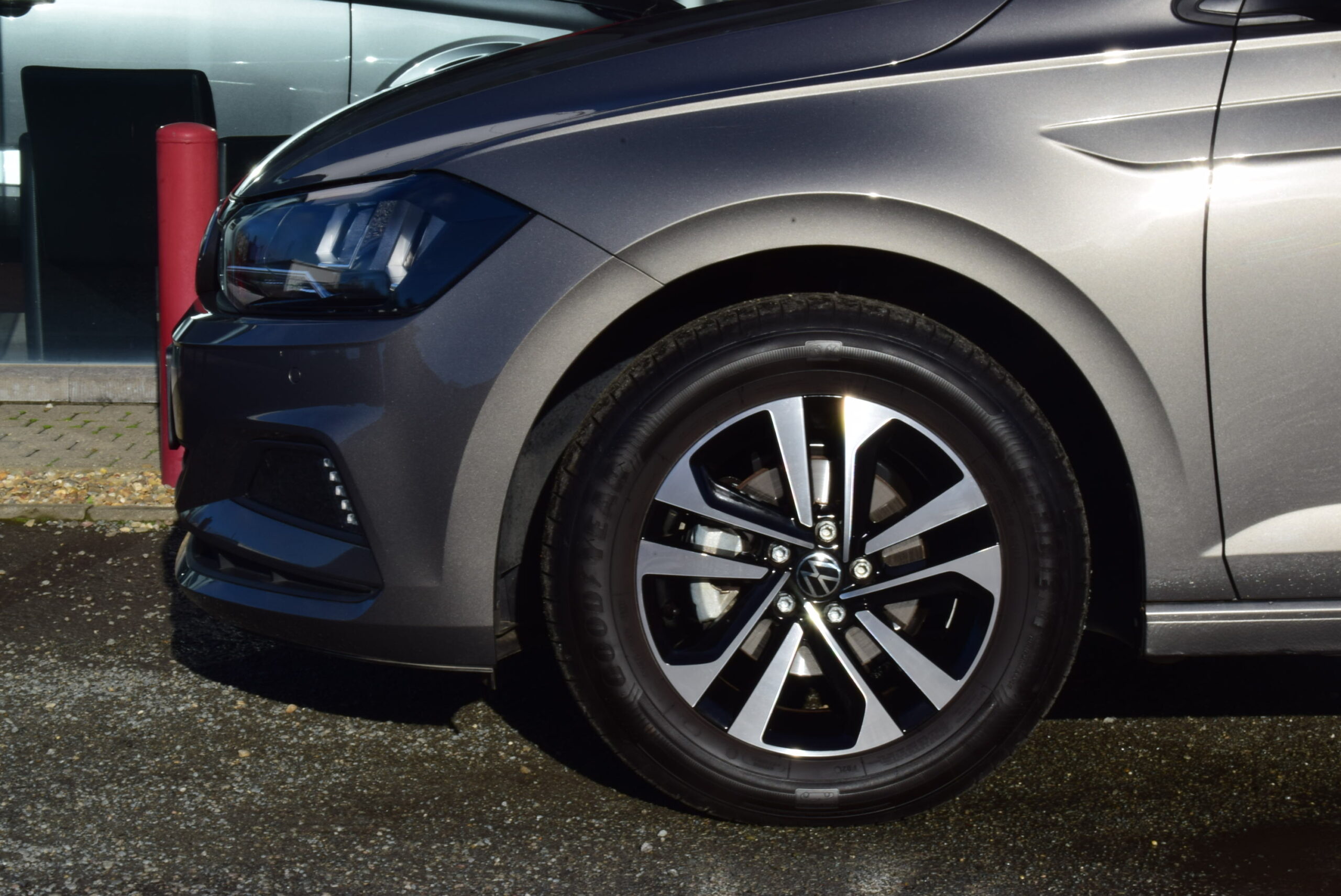 VOLKSWAGEN POLO 1.0TSi aut. CARPLAY – PDC v/a – ALU – 6.000km – VERKOCHT