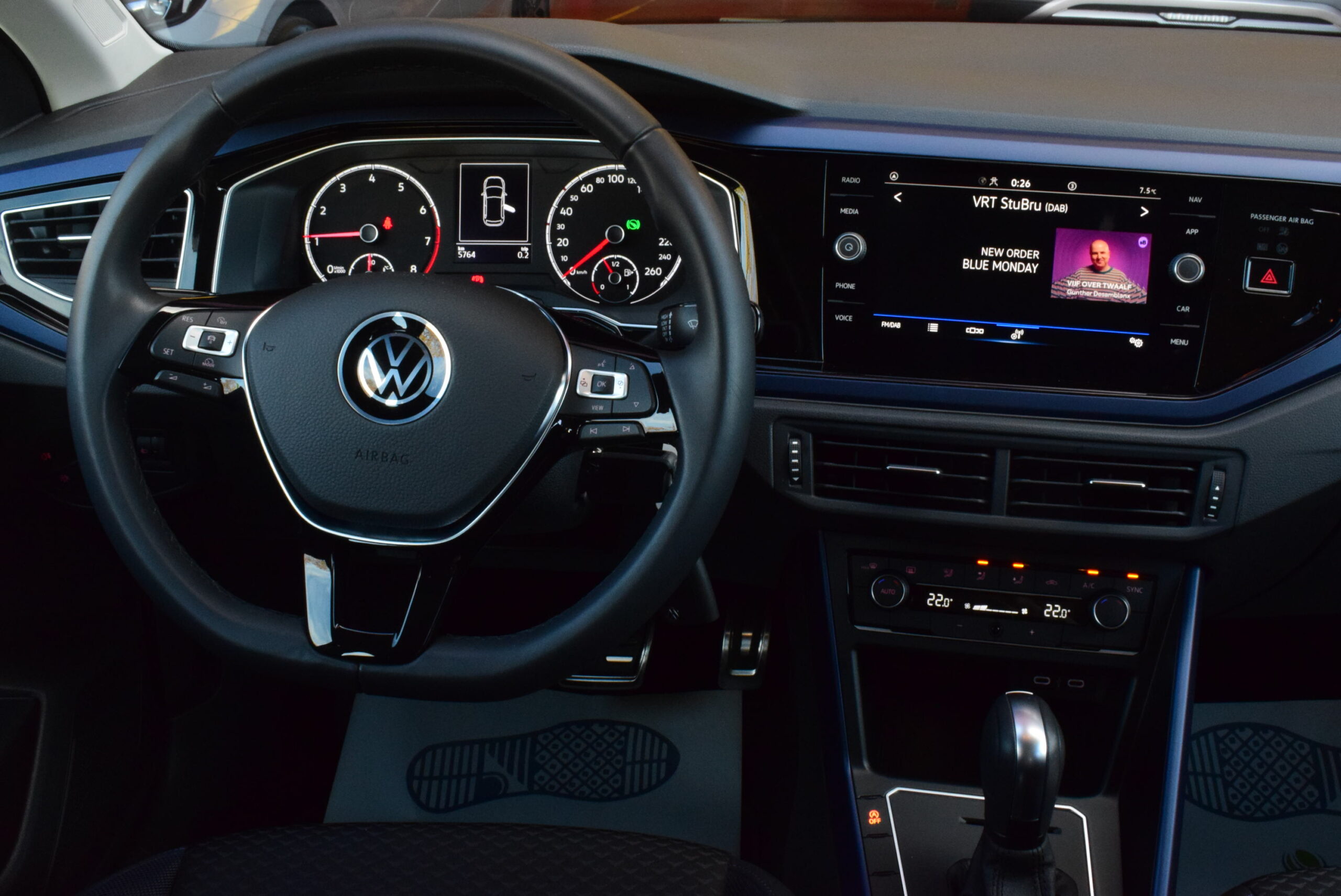 VOLKSWAGEN POLO 1.0TSi aut. CARPLAY – PDC v/a – ALU – 6.000km – VERKOCHT