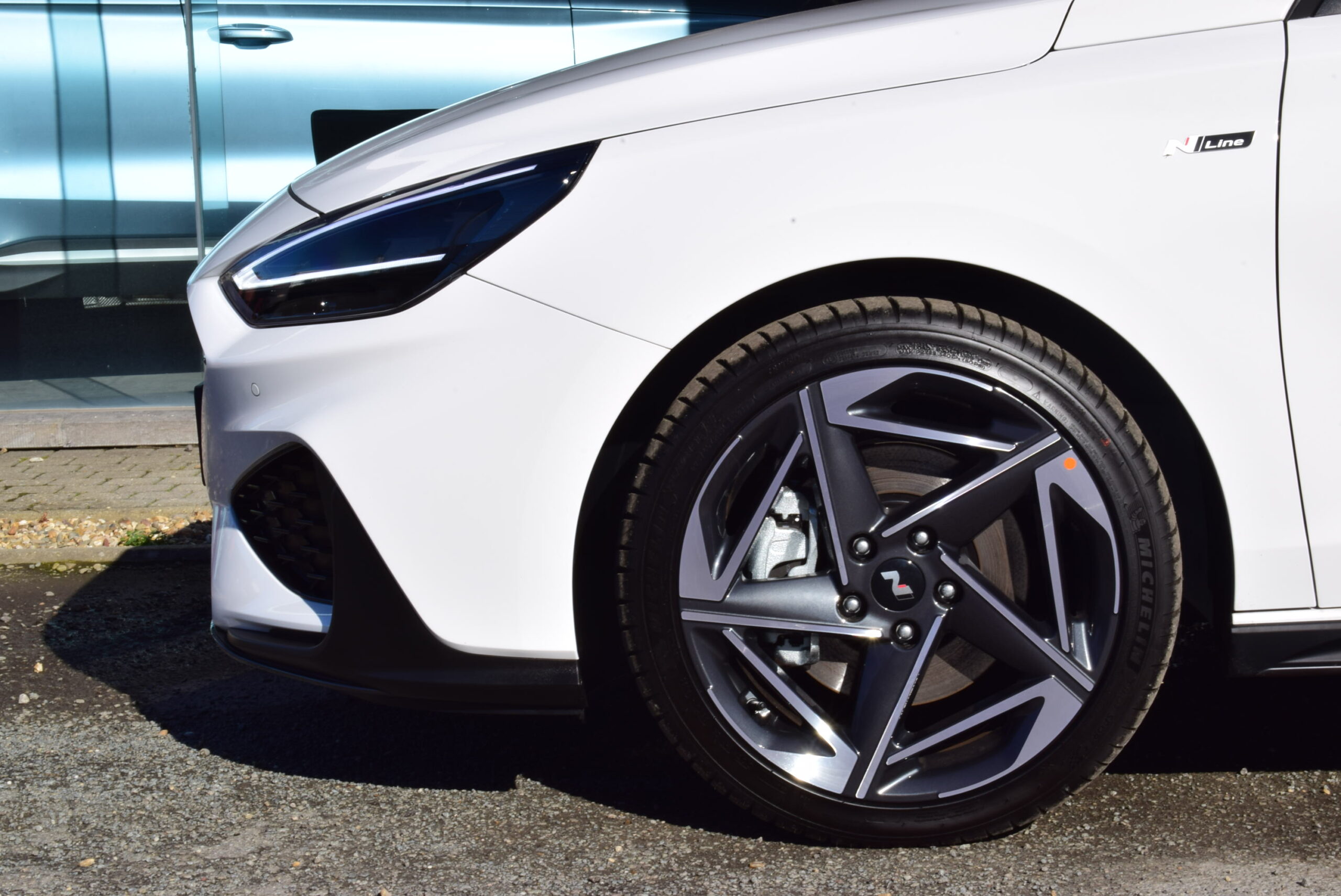 HYUNDAI i30 WAGEN N-LINE 1.5T-GDI 140pk aut. – NAVI – FULL LED – CAMERA – ZETELVERWARMING – 18″ ALU – NIEUW