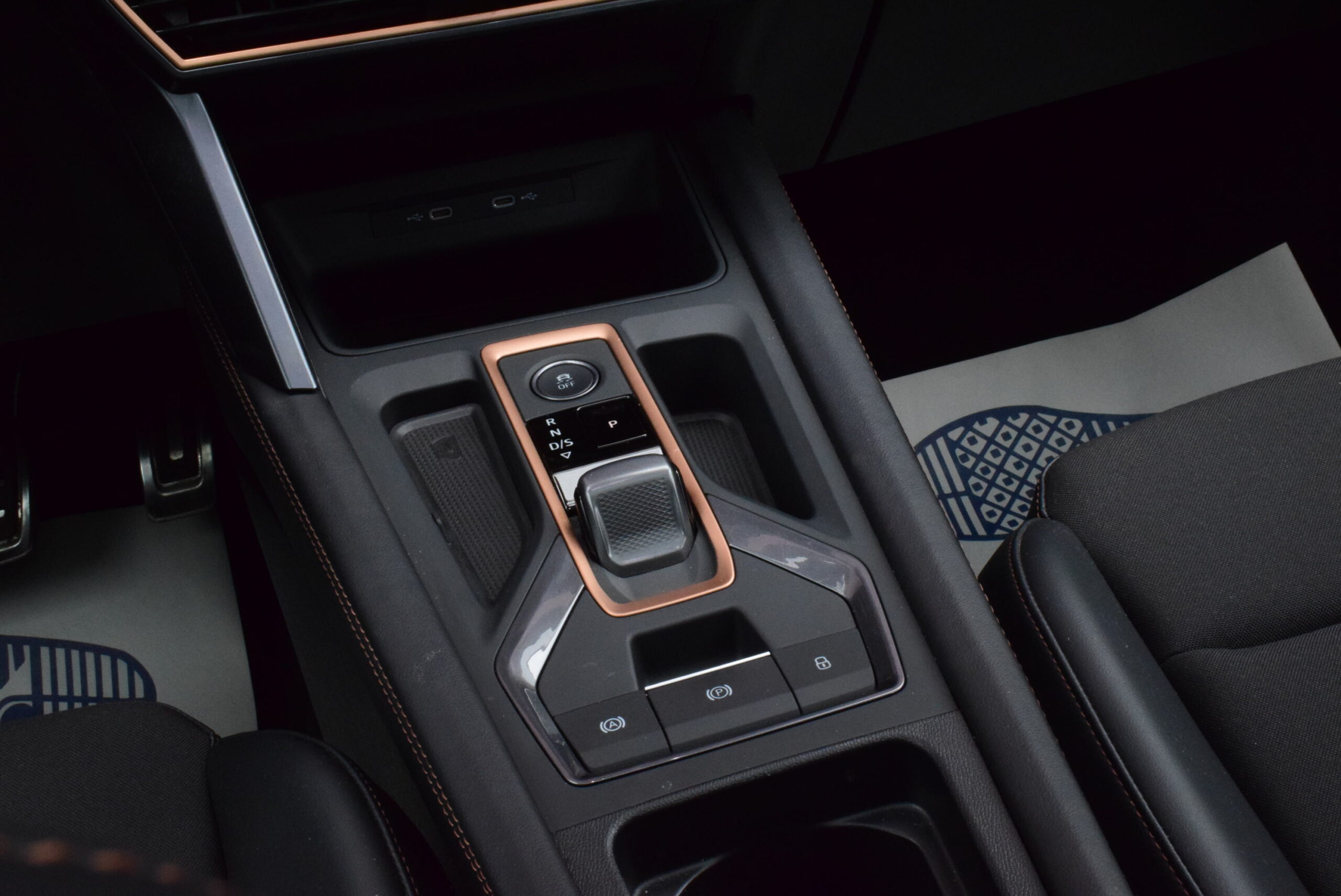 CUPRA LEON 1.5Tsi 150pk 1/2 LEDER – CARPLAY – LED – PANO DAK – CAMERA – 18″ ALU – AMBIENT LIGHT
