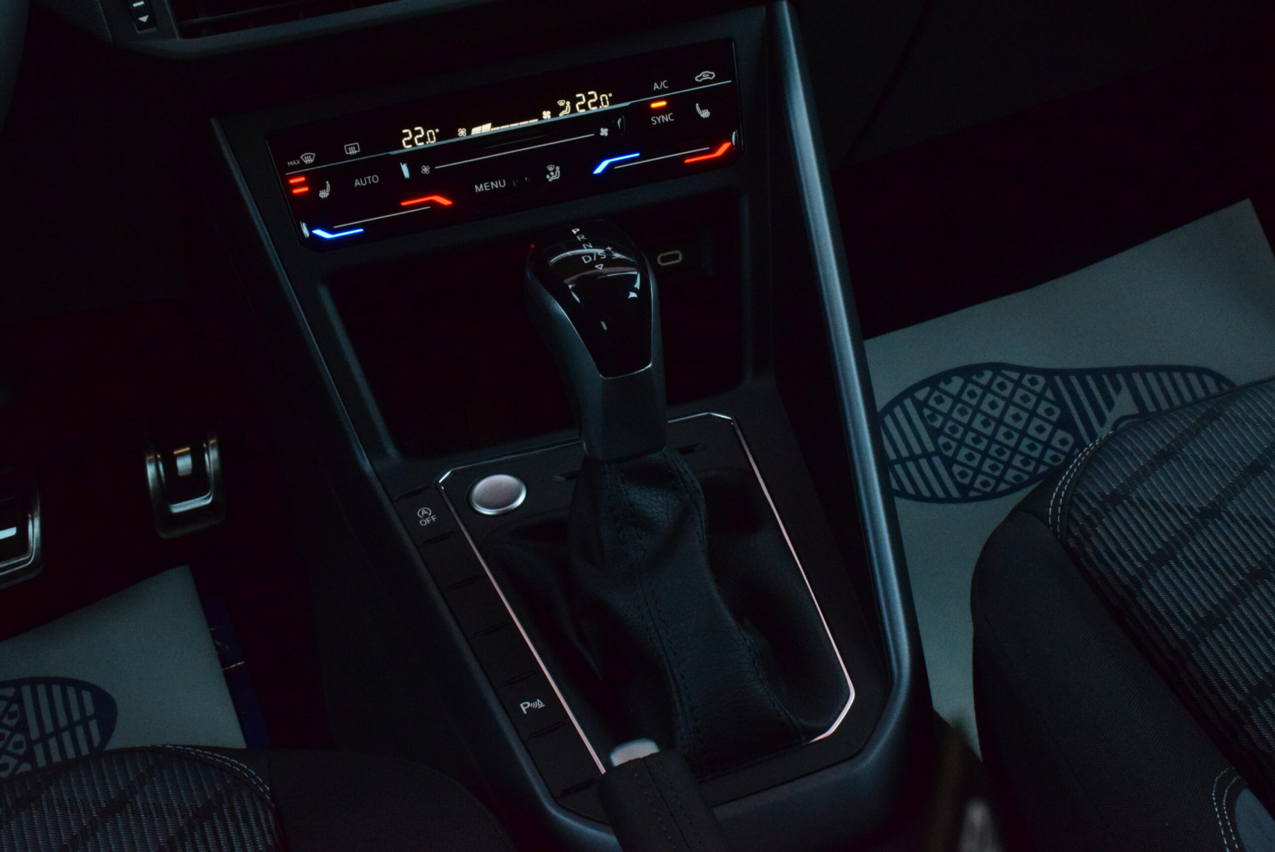 VOLKSWAGEN TAIGO 1.0TSi DSG 115pk R-LINE – CARPLAY – MATRIX – CAMERA – ZETELVERWARMING – NIEUW