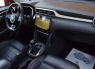 MG ZS 1.0T-GDi 111pk LEDER – NAVI – LED – 360°CAM – PANO DAK – KEYLESS – 49.000km – IN OPTIE