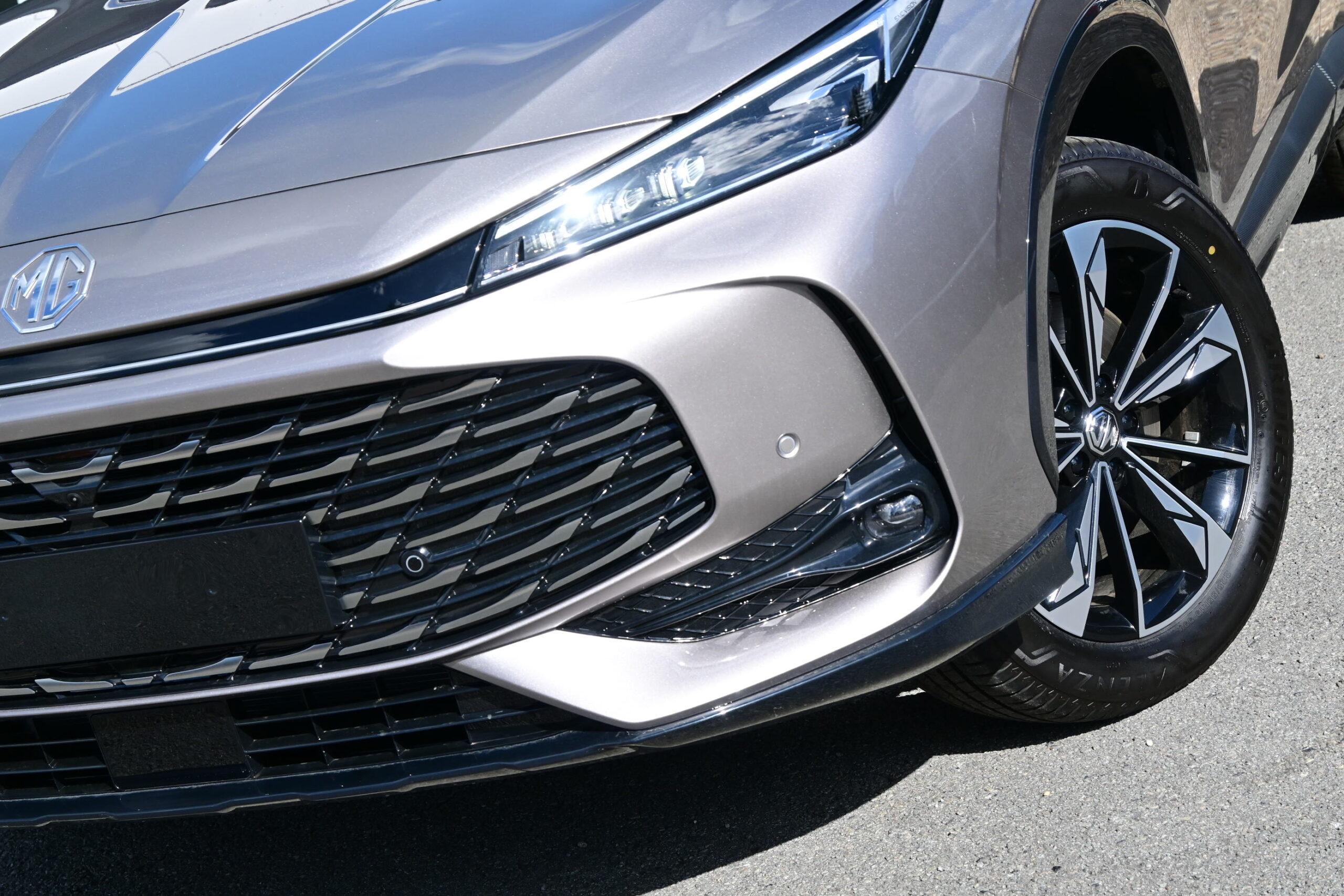MG HS 1.5Hybrid+ HEV 224pk – NAVIGATIE – LEDER – ELEK ZETELS – 360° CAMERA – NIEUW – VERWACHT / ATTENDU