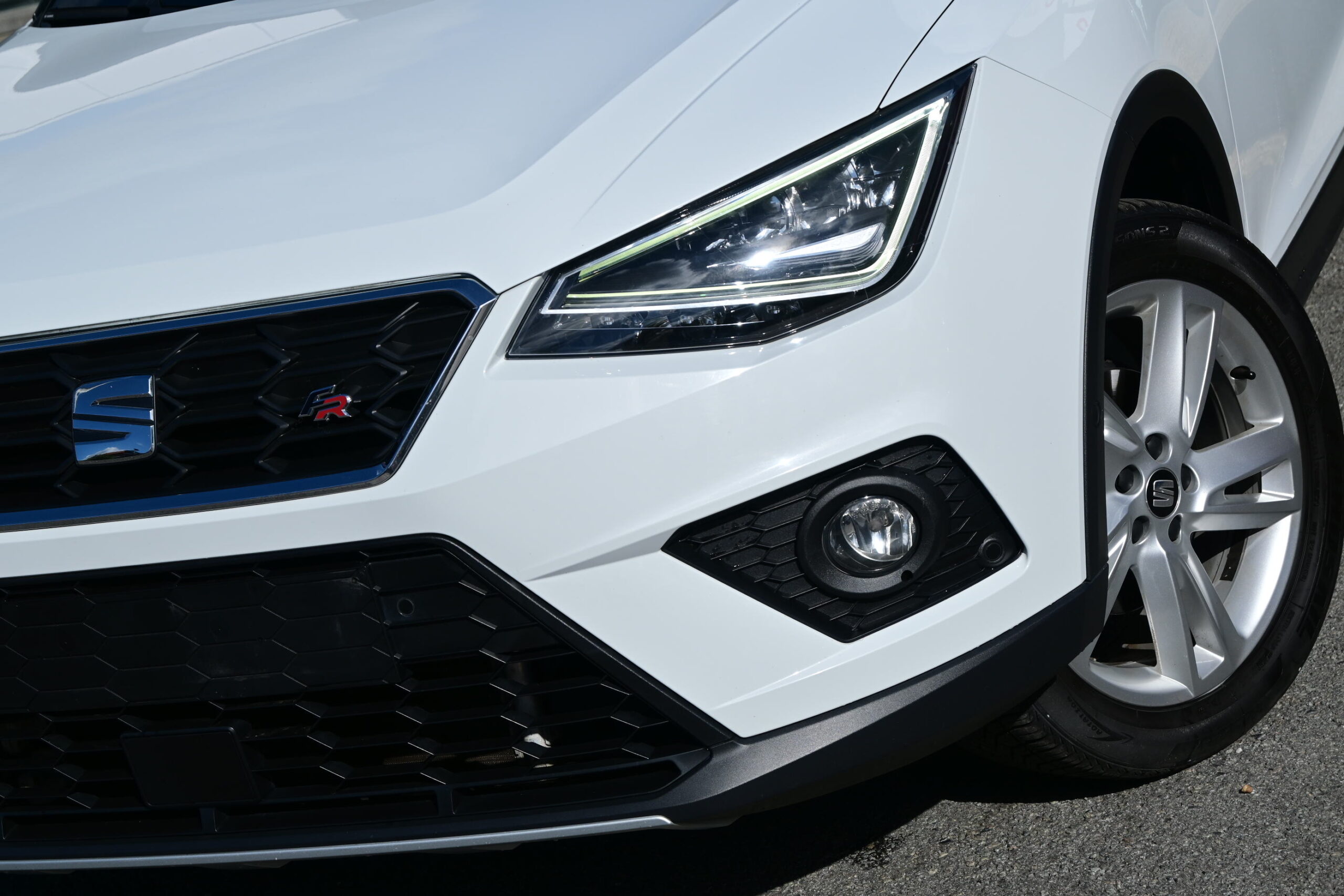 SEAT ARONA FR 1.0TSi NAVIGATIE – CARPLAY – FULL LED – PARK ASSIST – GARANTIE
