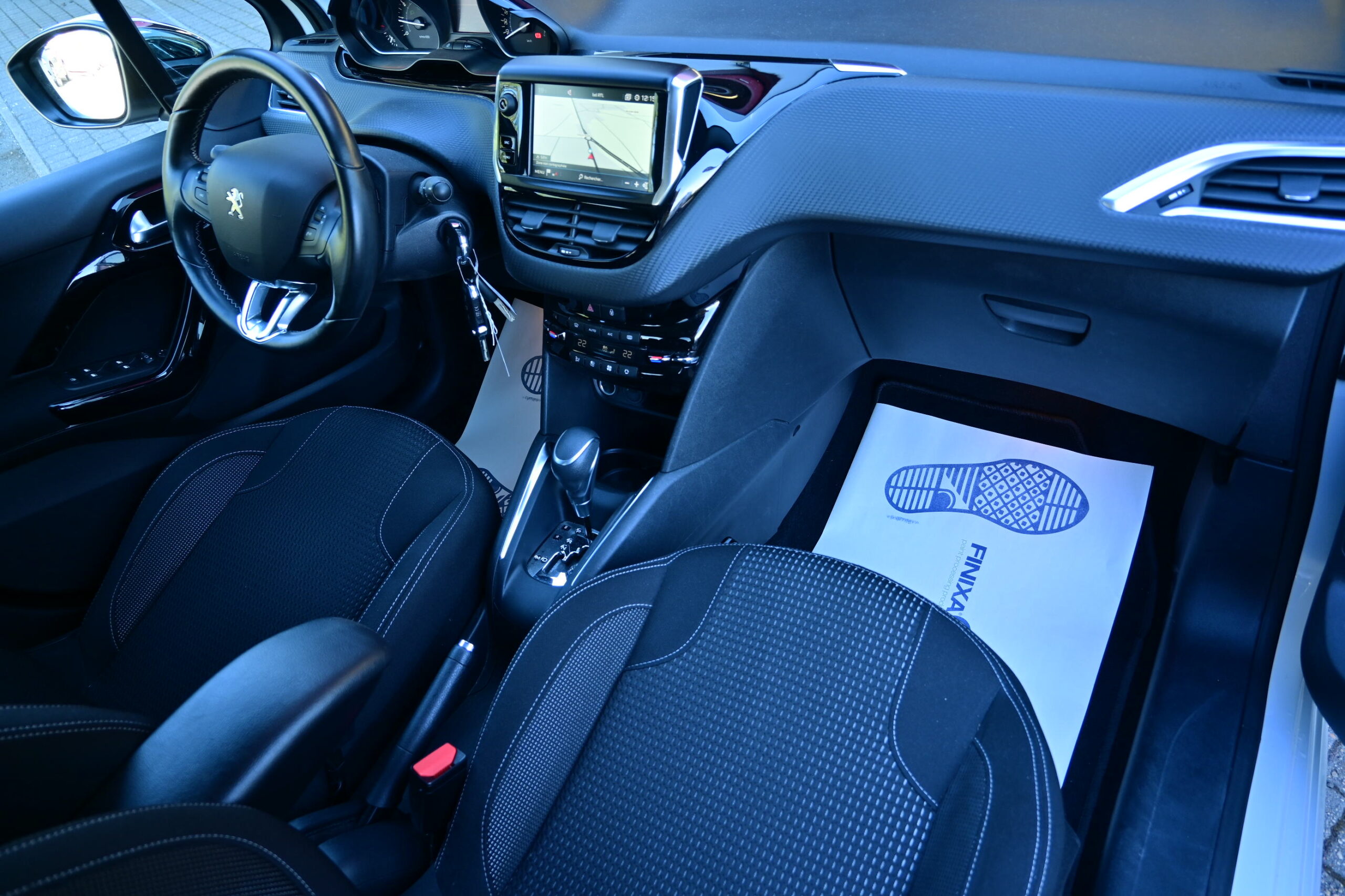 Peugeot 208 1200TURBO NAVI – PANO DAK – CAMERA – PARK ASSIST – VERKOCHT