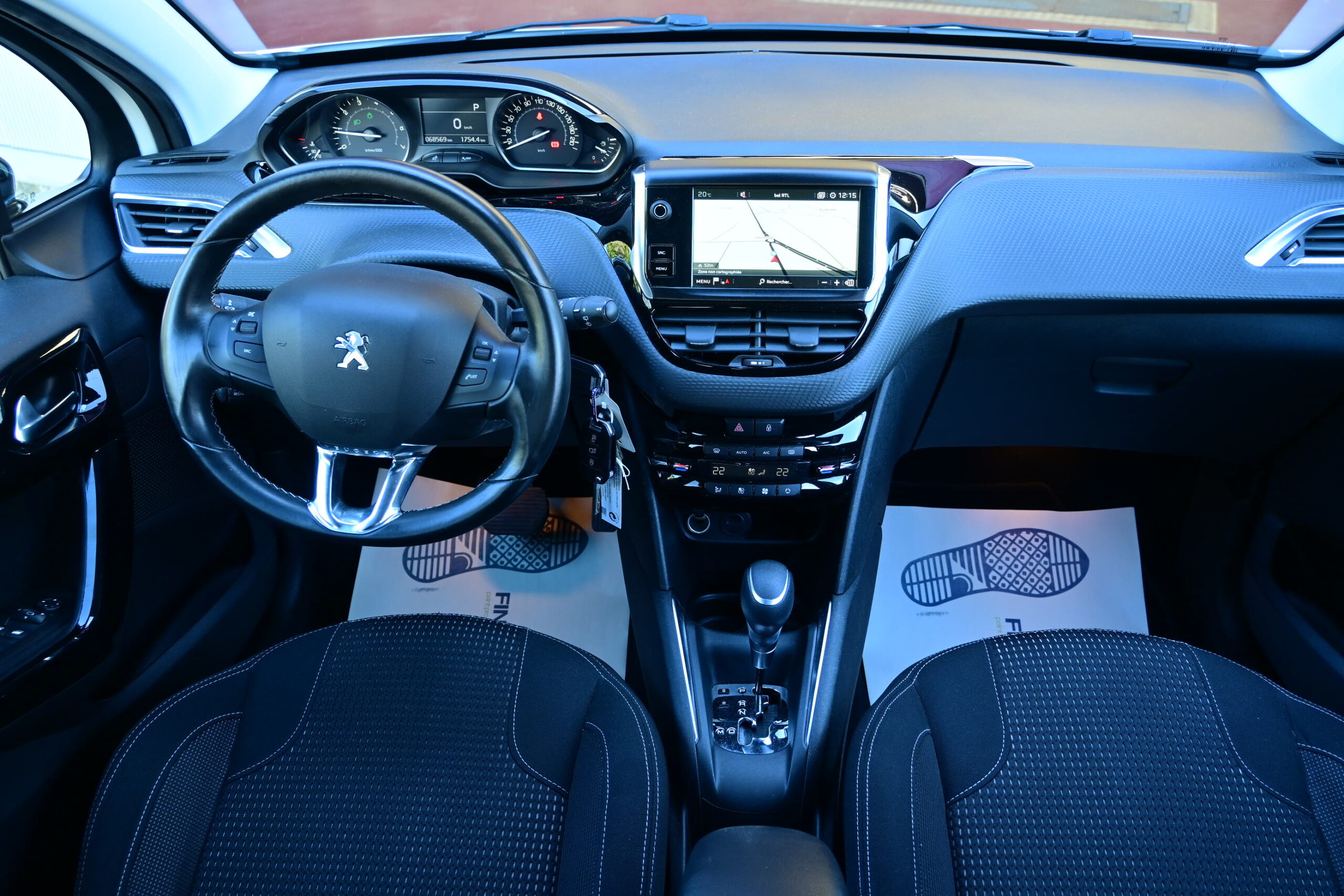 Peugeot 208 1200TURBO NAVI – PANO DAK – CAMERA – PARK ASSIST – VERKOCHT
