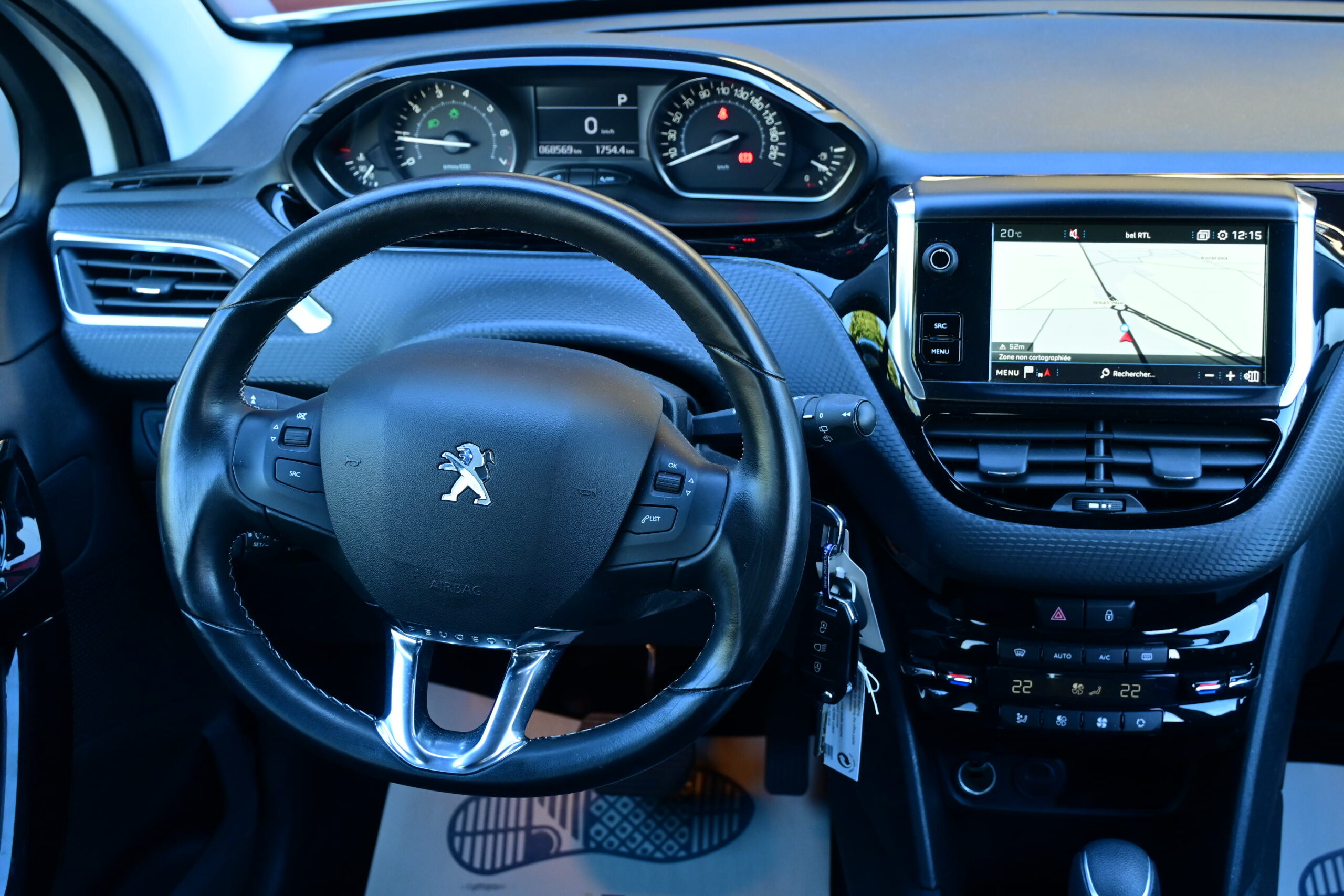 Peugeot 208 1200TURBO NAVI – PANO DAK – CAMERA – PARK ASSIST – VERKOCHT