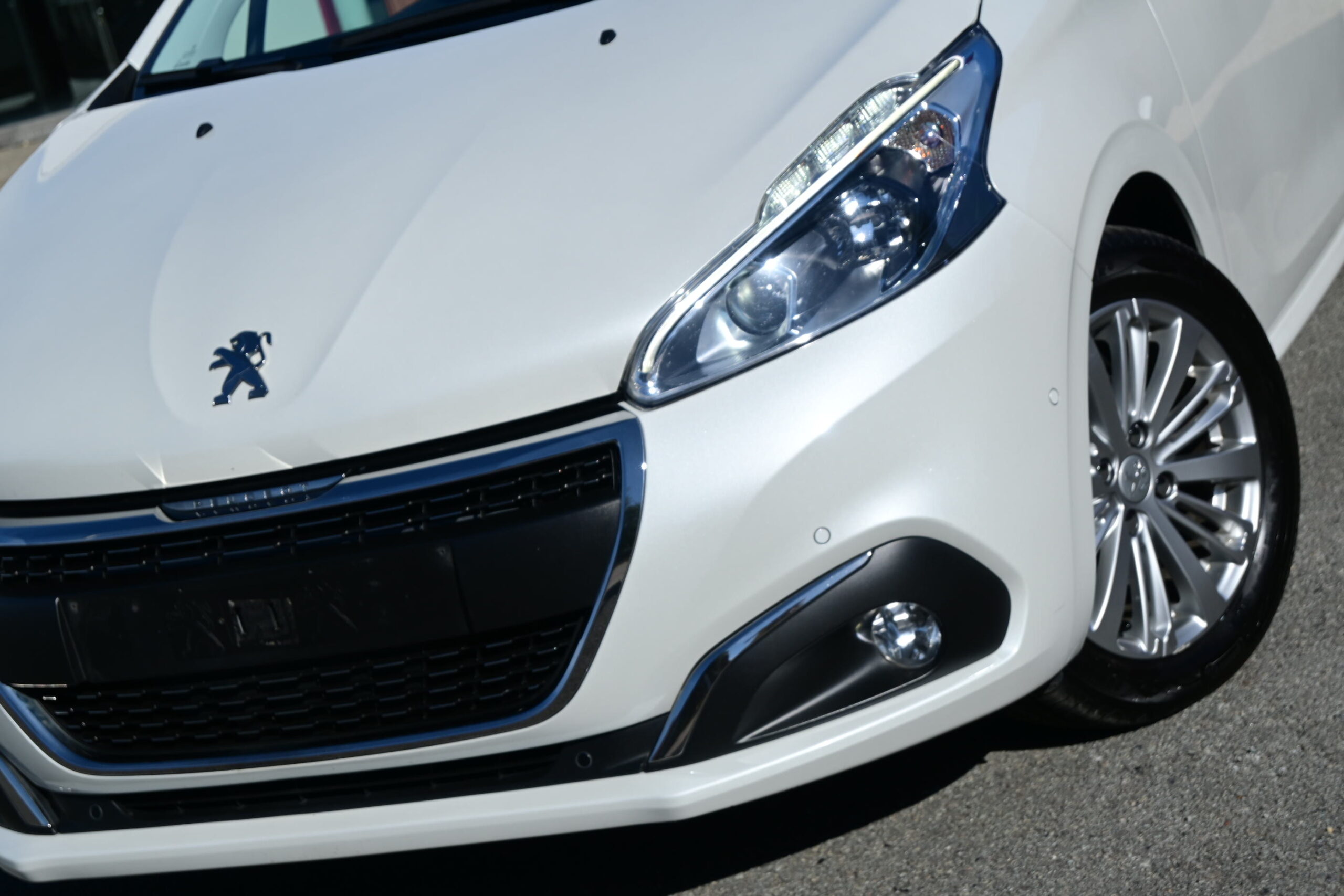 Peugeot 208 1200TURBO NAVI – PANO DAK – CAMERA – PARK ASSIST – VERKOCHT