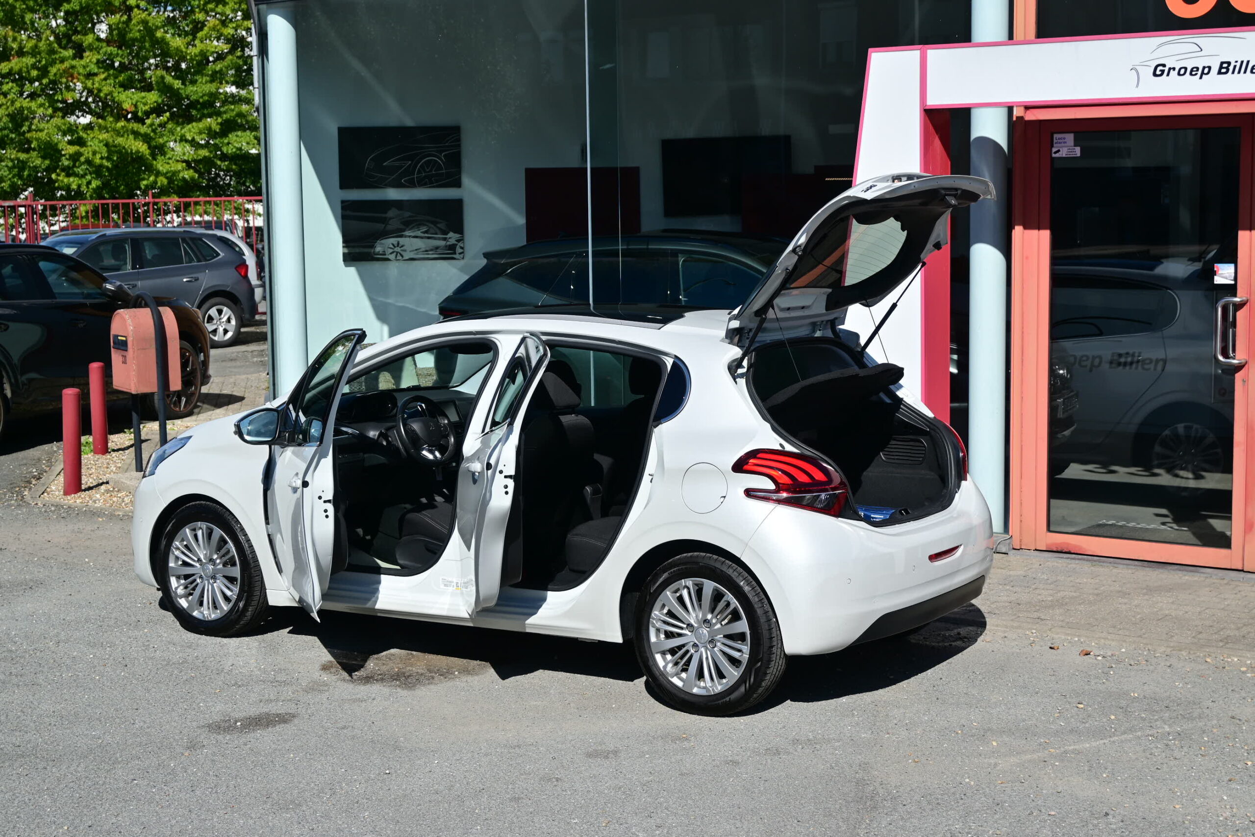 Peugeot 208 1200TURBO NAVI – PANO DAK – CAMERA – PARK ASSIST – VERKOCHT