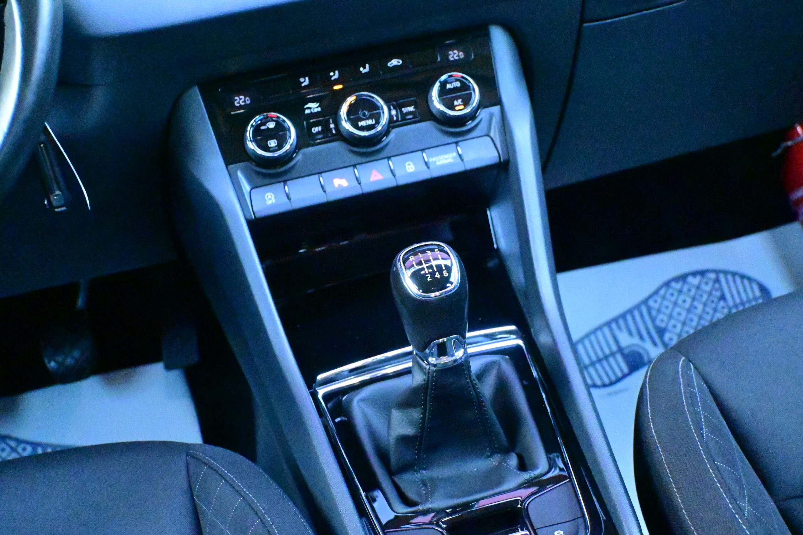 SKODA KAROQ 1.0TSi 116pk – NAVI – CARPLAY – CAMERA – AMBIENT LIGHT – TREKHAAK – GARANTIE