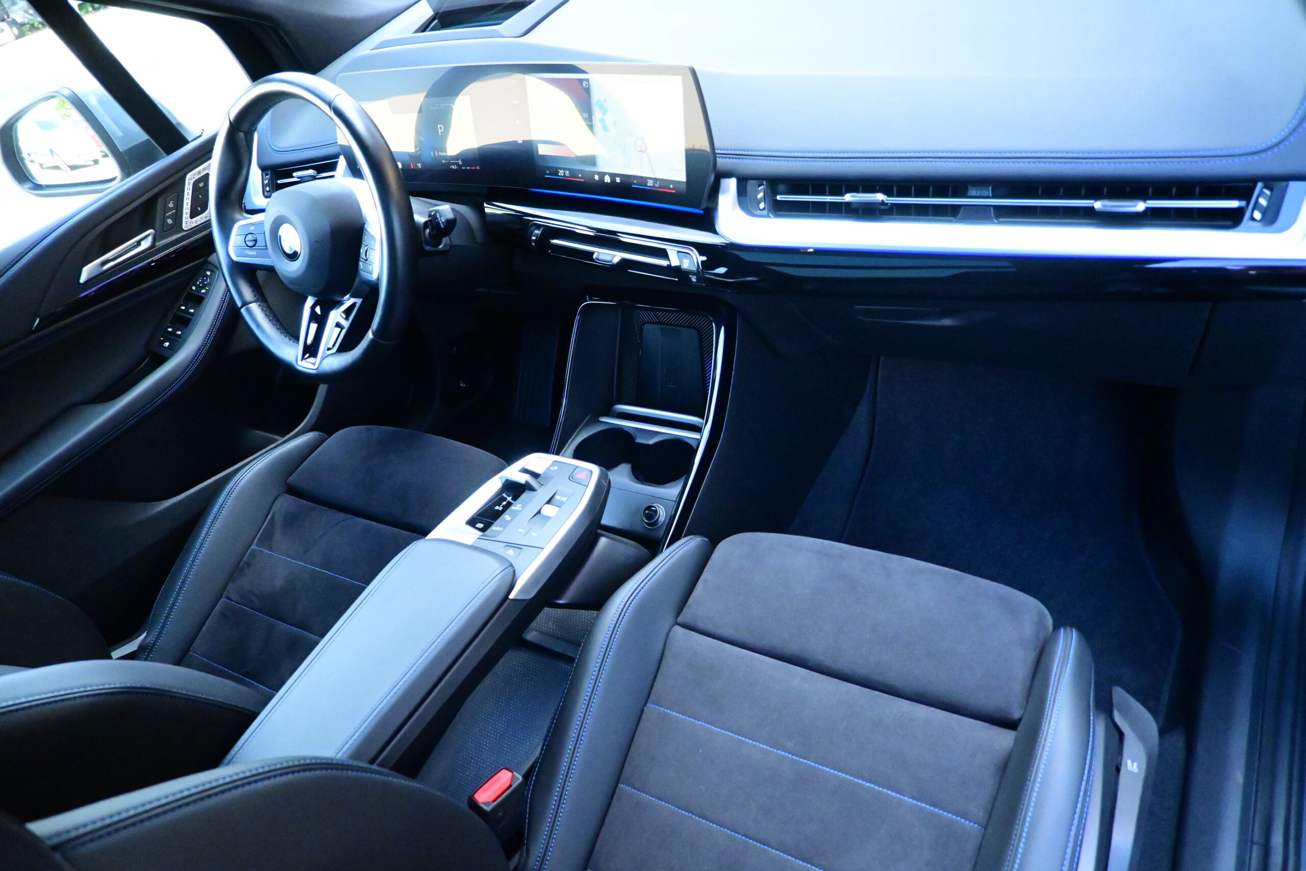 BMW 220iAS Active Tourer – NAVI – LED – PANO DAK – TREKHAAK – AMBIENT LIGHT – VERKOCHT